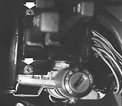 2. Снять верхнюю и нижнюю облицовку рулевой колонки.