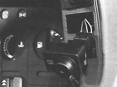 4. В автомобилях, изготовленных с 1986 года, снять рулевое колесо, отвинтить 2 винта (указаны…