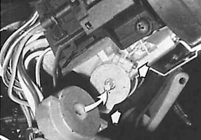 5. Снятие переключателя с панели приборов выполняется отжатием тонкой отверткой.