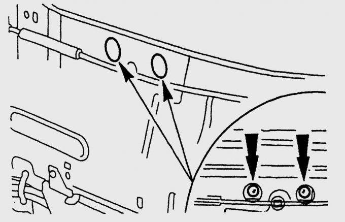 3. Отверните два винта крепления задней направляющей стекла и достаньте ее из двери.