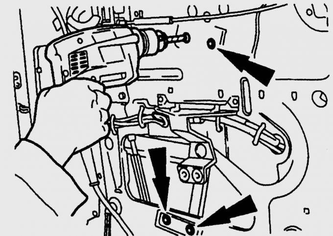 8. Наклонив стекло вперед и наискось, вытяните его вверх из рамы двери.