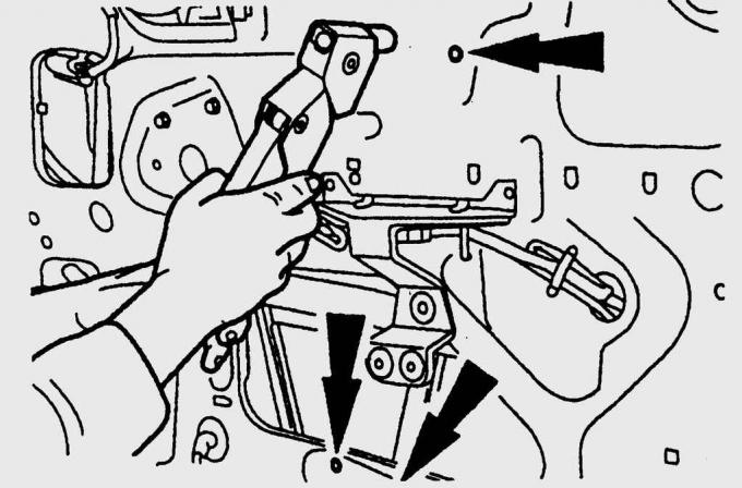 11. Отсоедините контактный разъем от двигателя электрического стеклоподъемника. Отверните три болта…