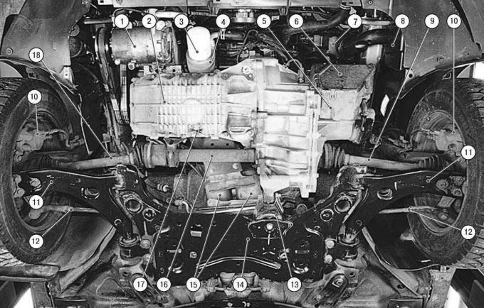 Подкапотное пространство автомобиля с двигателем 1,6 л Duratec Ti-VCT и основные агрегаты автомобиля (вид снизу, защита двигателя снята)