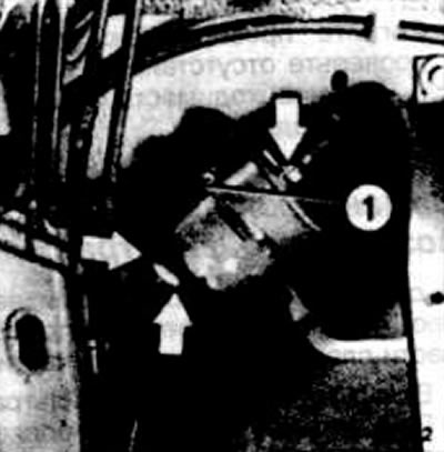 Поставете подходящ съд под горивния филтър. Филтърът се намира близо до резервоара за гориво.