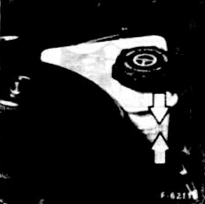 Сразу же после остановки двигателя проверьте уровень масла в усилителе рулевого управления.