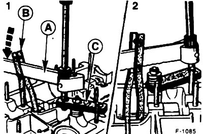 Призматическую шпонку клапана снимите с верхней тарелки пружины клапана, легко постукивая по ней…