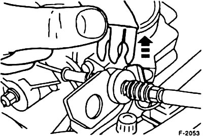 Выжмите педаль газа до упора (положение полного газа) и закрепите ее в этом положении. Для этого…