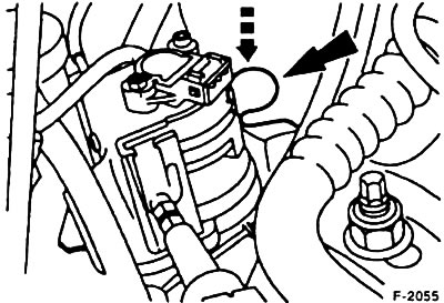Снимите крепежные зажимы с исполнительных элементов перед и после привода дроссельной заслонки.…