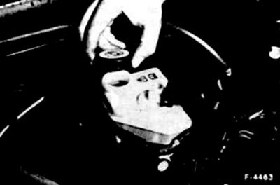 При проведения ремонта тормозов, при котором вскрывалась система, в трубопроводы может попасть…