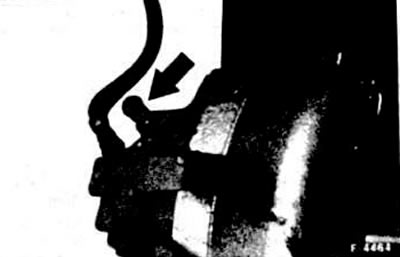 Отверните крышку расширительного бачка и отложите ее в сторону.