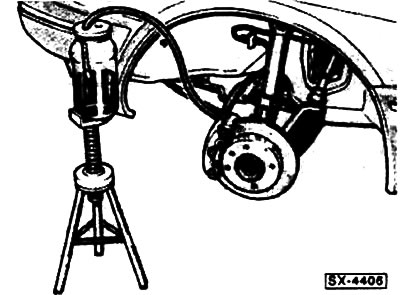 Снимите пылезащитный колпачок с болта удаления воздуха. Очистите болт и наденьте чистый шланг на…