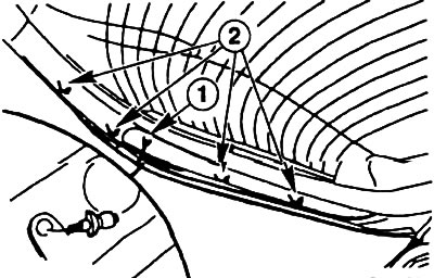 Отсоедините газовый амортизатор от шаровой головки крышки грузового отсека. Для этого оттяните…