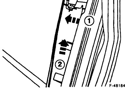 Перед снятием стяните уплотнитель двери в области обшивки.