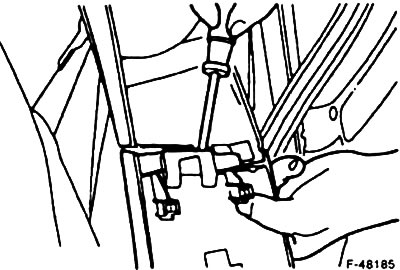 Отсоедините обшивку от держателей.