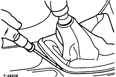 Стяните наконечник рычага переключения.