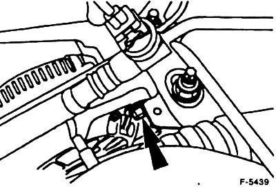 Выкрутите болт держателя проводов на отводе всасывающей трубы и снимите провода с генератора.