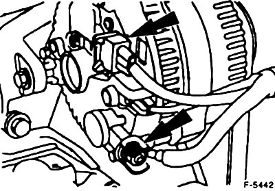 Снимите охладитель наддувочного воздуха, см. п. 1.9.
