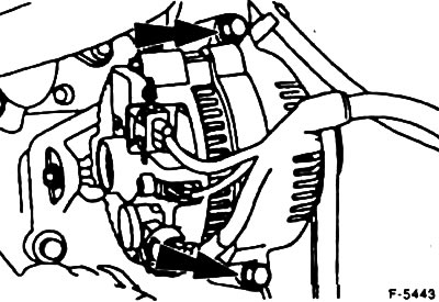 Отсоедините многоконтактный разъем от генератора, отвинтите толстый провод.