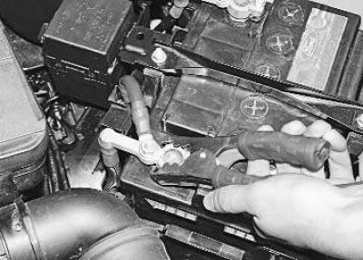 Предупреждение! Если уровень электролита сильно понижен или электролит выглядит замерзшим, не…