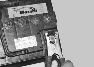 4. Присоедините зажим соединительного кабеля с рукоятками красного цвета к клемме «плюс»…