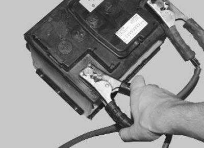 Примечание. Для наглядности операция показана на снятой аккумуляторной батарее.