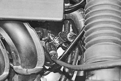 6. Зажим второго кабеля (с черными рукоятками) присоедините к клемме «минус» батареи-«донора»…