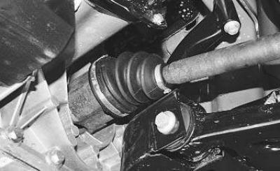 1. Установите автомобиль на смотровую канаву или эстакаду.