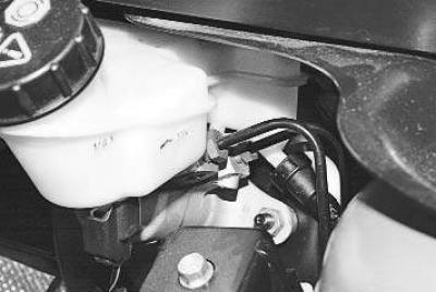 1. Осмотрите бачок главного тормозного цилиндра…