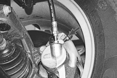 4. Тщательно осмотрите тормозные шланги. Шланги не должны иметь трещин, надрывов и потертостей.…