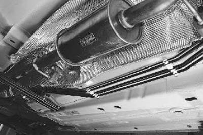 7. Осмотрите соединение тормозных трубок с рабочими цилиндрами задних колес и клапаны выпуска…