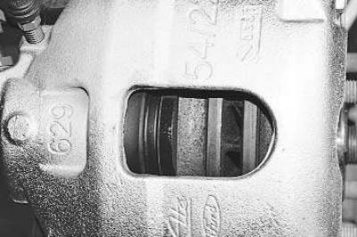 2. Снимите переднее колесо.