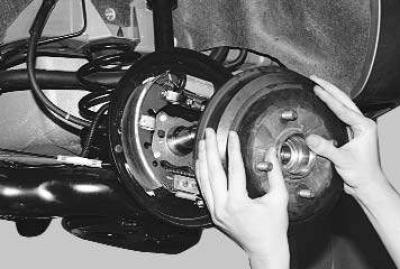 Форд фьюжн как снять задний барабан тормозной Checking the degree of wear of brake pads, discs and drums (General information 