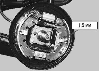 5. Для проверки степени износа тормозных колодок заднего тормозного механизма снимите заднее колесо…