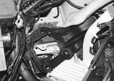 Вам потребуются: ключи «на 10», «на 18», торцовая головка «на 15», отвертка с плоским лезвием.