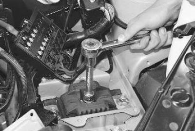 2. Установите под картер коробки передач надежную опору или вывесите силовой агрегат грузоподъемным…