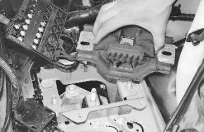 4. …выверните две гайки шпилек крепления опоры к кузову…