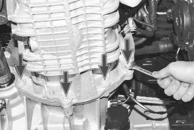 1. Слейте масло из двигателя (см. «Замена масла в двигателе и масляного фильтра»).