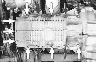 2. Выверните четыре болта крепления коробки передач к масляному картеру.