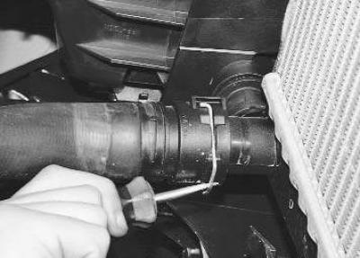 Как снять верхний патрубок радиатора Replacing the cooling system radiator (Power unit / Lubrication and cooling syst