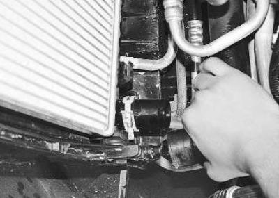 Как снять радиатор системы охлаждения Replacing the cooling system radiator (Power unit / Lubrication and cooling syst