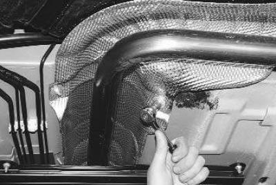 1. Отверните две передние гайки крепления переднего термоэкрана.