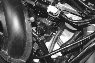 В системе применен метод поглощения паров угольным адсорбером. Он установлен в задней части…