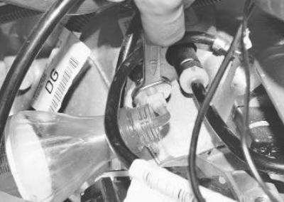 2. Снимите защитный колпачок с клапана для удаления воздуха рабочего цилиндра сцепления.