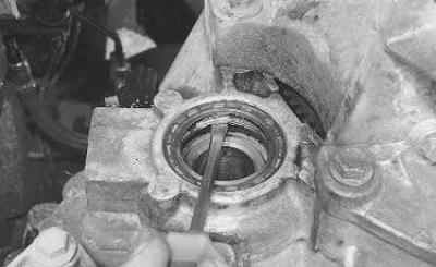 2. Снимите привод переднего колеса со стороны заменяемого сальника (см. «Снятие и установка…