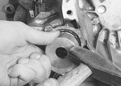 3. Извлеките сальник отверткой.