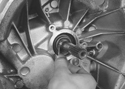 6. Залейте масло в коробку передач (см. «Замена масла в коробке передач»).