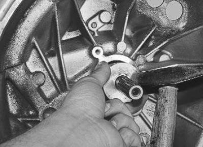 7. Сальник первичного вала заменяют на снятой с автомобиля коробке передач после снятия рабочего…