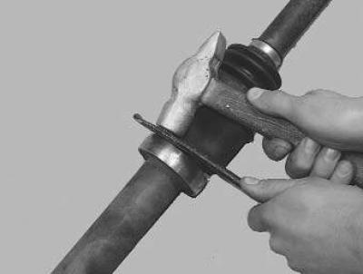 1. Снимите привод правого переднего колеса (см. «Снятие и установка приводов передних колес»).