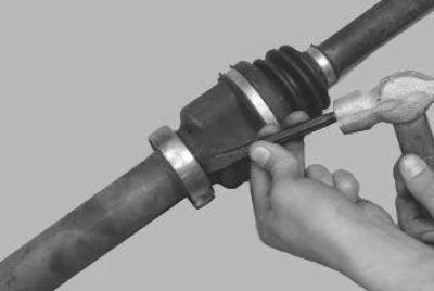 Примечание. Подшипник промежуточной опоры обычно снимают для замены при его повреждении. В этом…