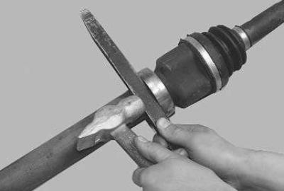 При отсутствии нового подшипника допускается его снятие с прежнего привода ударами через тонкое…